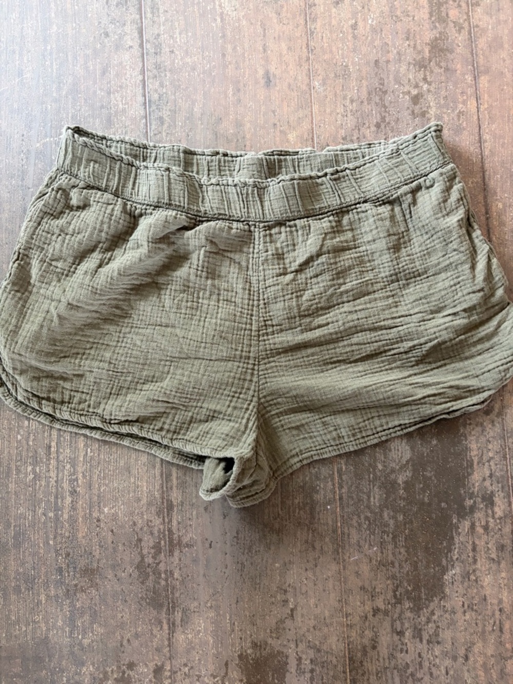 Universal Thread Casual Women's Crinkle Linen-Blend Shorts in Olive